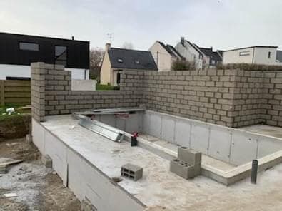 Piscine maçonnée — chantier réalisé par Renov'Construction dans le Morbihan